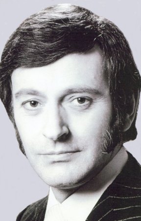 Barrie Ingham in Snap